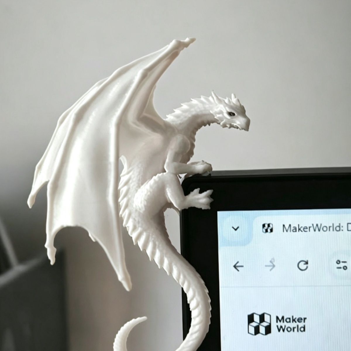 クールなドラゴンの寝そべりフィギュアモニター装飾品、ユニーク - Esports Gaming Setup のレビューと価格