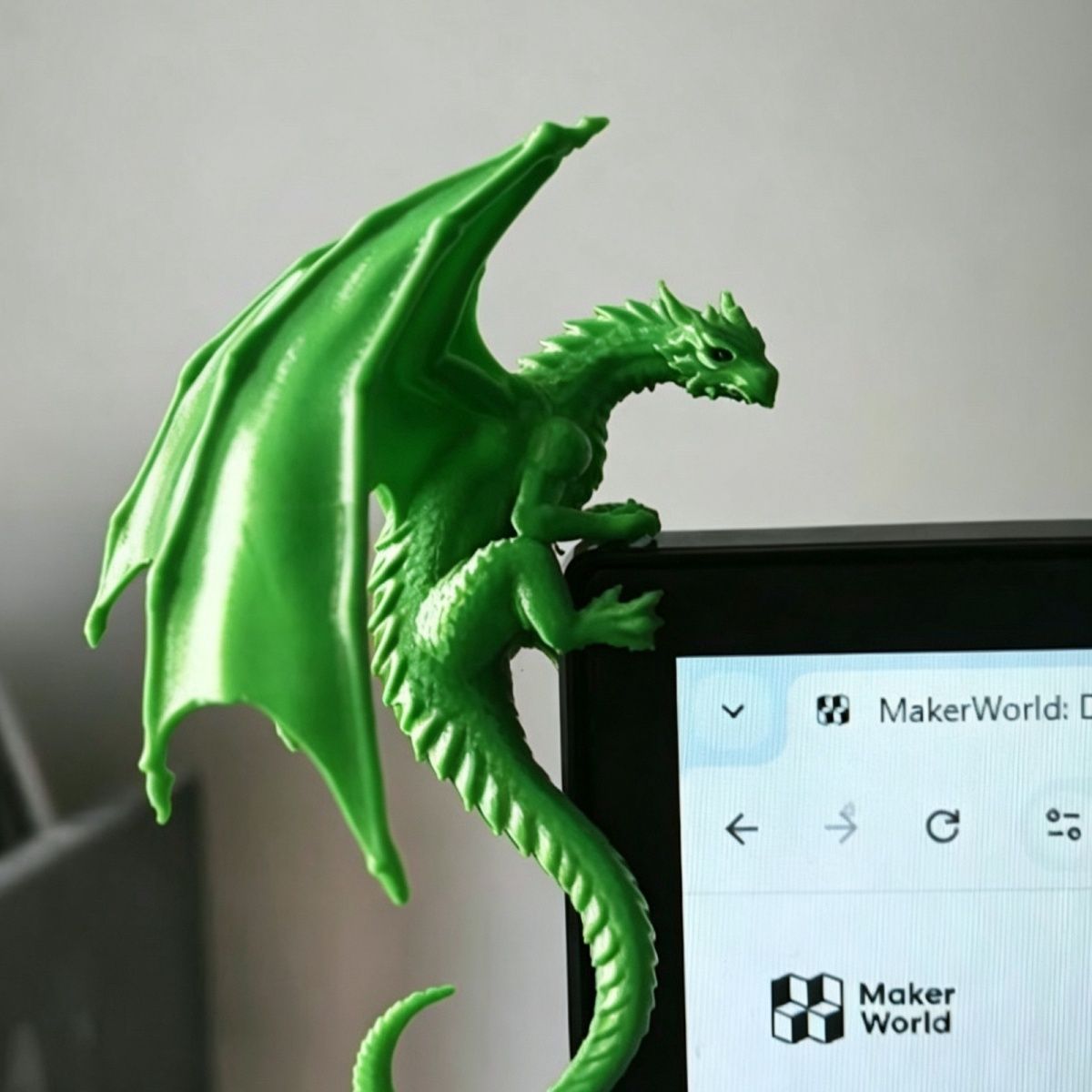 クールなドラゴンの寝そべりフィギュアモニター装飾品、ユニーク - Esports Gaming Setup のレビューと価格
